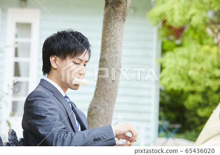 辦公室工作人員在戶外吃午餐 65436020