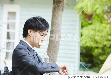 辦公室工作人員在戶外吃午餐 65436021