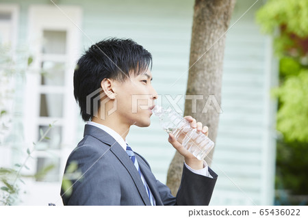 辦公室工作人員在戶外吃午餐 65436022