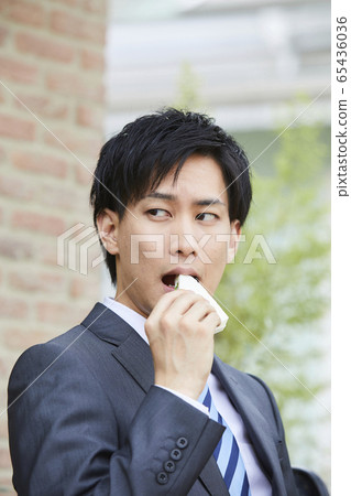 辦公室工作人員在戶外吃午餐 65436036