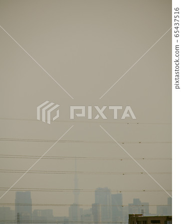 日本東京都的都市風景科薩/新肺炎“城市封鎖”。 “柵欄”（高壓電源線）（市中心有霧霾，後面有霧霾） 65437516