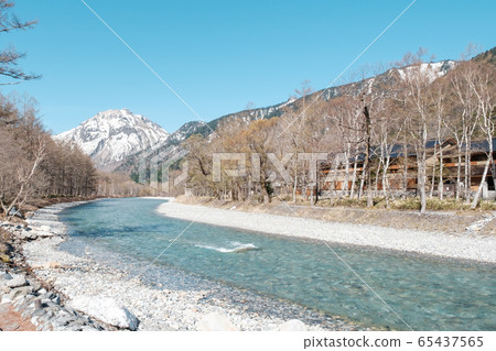 上高地/河橋的八嶽山風景(5月上旬/早晨) 上高地/河橋的八嶽山風景(5月上旬/早晨) 65437565