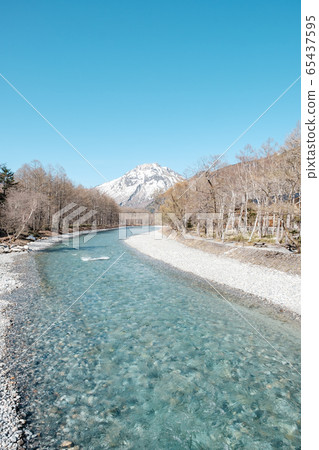 上高地/河橋的八嶽山風景(5月上旬/早晨) 上高地/河橋的八嶽山風景(5月上旬/早晨) 65437595