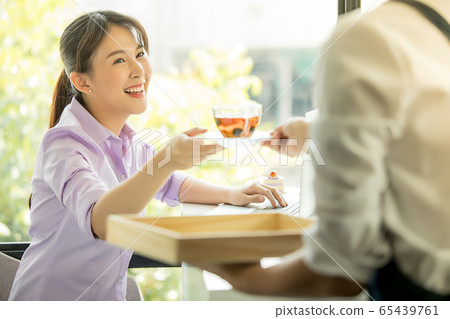 年輕漂亮的女人咖啡館喝飲料店員人素材 年輕漂亮的女人咖啡館喝飲料店員人素材 65439761