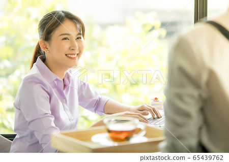 年輕漂亮的女人咖啡館喝飲料店員人素材 年輕漂亮的女人咖啡館喝飲料店員人素材 65439762