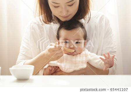 Baby eating baby food 65441107