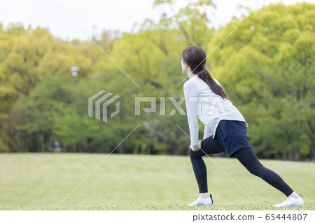 Young woman doing preparatory exercise before exercise 65444807