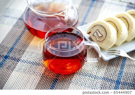 Roll cake and tea 65444907