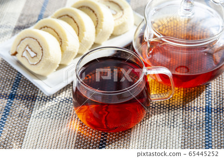 Roll cake and tea 65445252