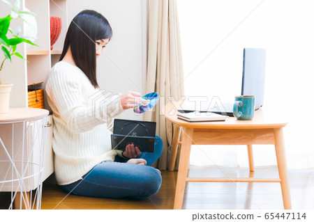 Female copy space to insert and remove PC discs Female copy space to insert and remove PC discs 65447114
