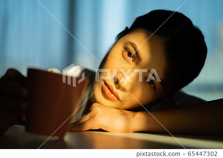 A woman at home 65447302