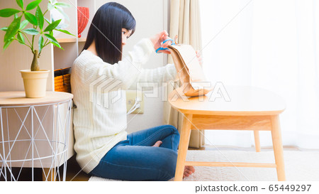 Woman opening the mail Copy space 16: 9 65449297