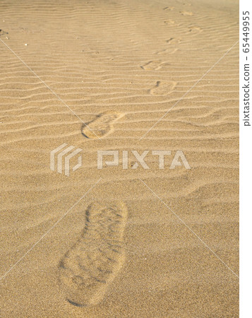 Footprints on the beach 65449955