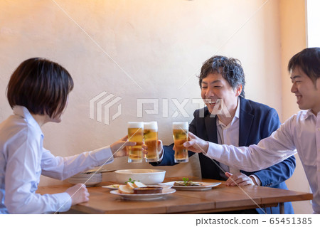 Men and women toasting at a Western-style izakaya Men and women toasting at a Western-style izakaya 65451385