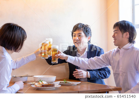 Men and women toasting at a Western-style izakaya Men and women toasting at a Western-style izakaya 65451540