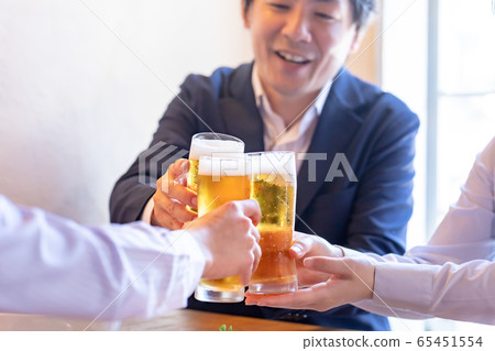 男女在西式居酒屋敬酒 男女在西式居酒屋敬酒 65451554
