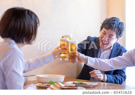男女在西式居酒屋敬酒 男女在西式居酒屋敬酒 65451620