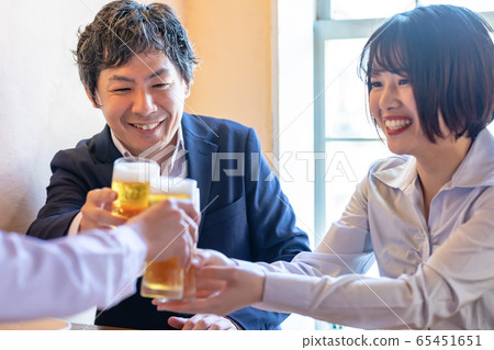 Men and women toasting at a Western-style izakaya Men and women toasting at a Western-style izakaya 65451651