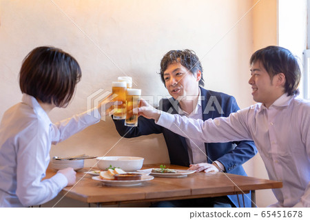 男女在西式居酒屋敬酒 65451678
