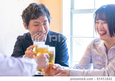 男女在西式居酒屋敬酒 男女在西式居酒屋敬酒 65451682
