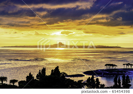 在鮮綠色海灘的美好的日落，在Ie海島的沖繩縣日落 65454398