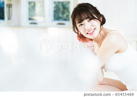 Female beauty skin care morning lifestyle 65455489