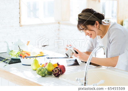 廚房女性主婦家務生活方式烹調 65455509
