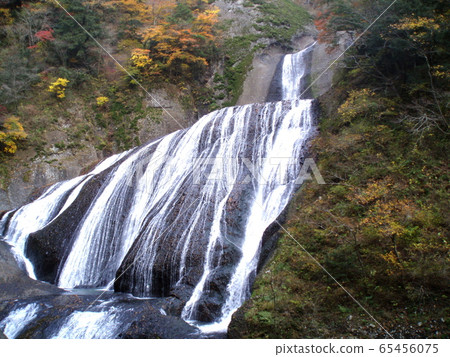 山間溪流 65456075