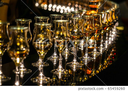 酒和酒杯 65459260