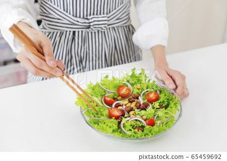 沙拉家庭主婦形象 65459692