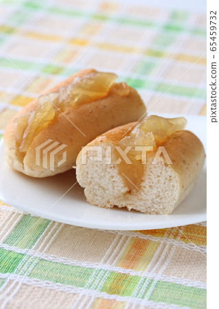 Half-cut apple jam dog 65459732
