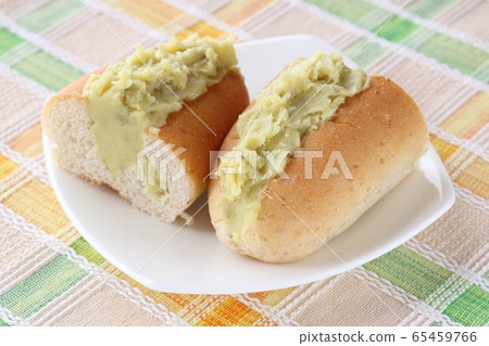 Half-cut sweet potato dog Half-cut sweet potato dog 65459766