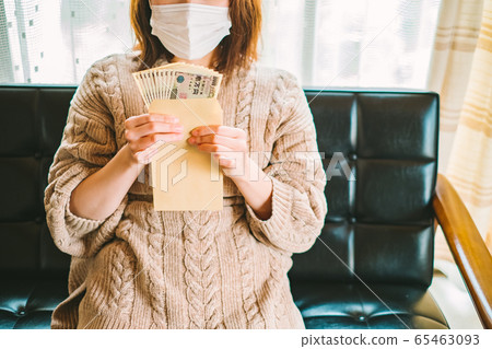 A woman with 100,000 yen in cash Special flat-rate benefit Housekeeping A woman with 100,000 yen in cash Special flat-rate benefit Housekeeping 65463093