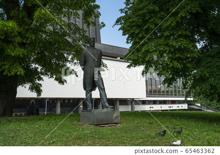 A statue in a park in Vilnius 65463362