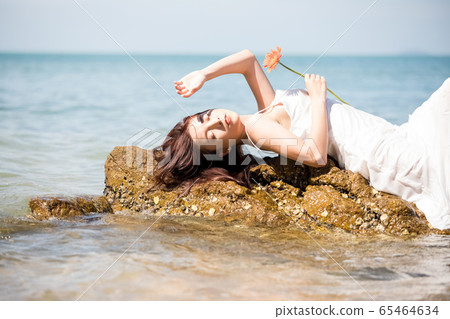 海背景的女人美麗形象 65464634
