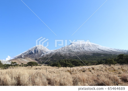 Mt. Karakuni with snow makeup (Ebino Plateau, Miyazaki Prefecture) 65464689