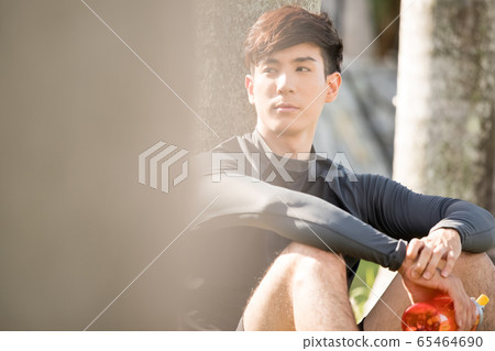 訓練戶外的年輕人 65464690