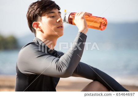 訓練戶外的年輕人 訓練戶外的年輕人 65464697