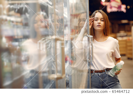 Young woman shoppong in supermarket 65464712