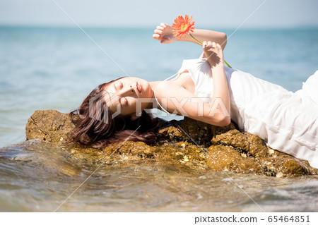 Woman beauty image of sea background 65464851