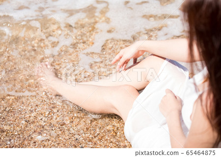 海背景的女人美麗形象 海背景的女人美麗形象 65464875