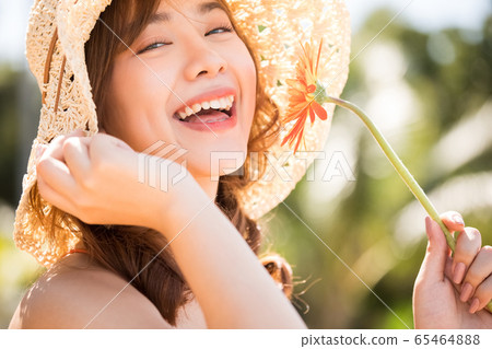 一個穿泳衣的女人享受度假之旅 65464888