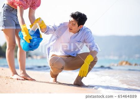 男人和女人做海灘清潔 65464889