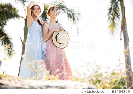 年輕婦女享受度假之旅 65464899