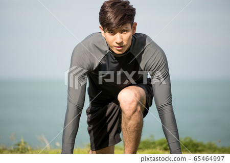 訓練戶外的年輕人 65464997