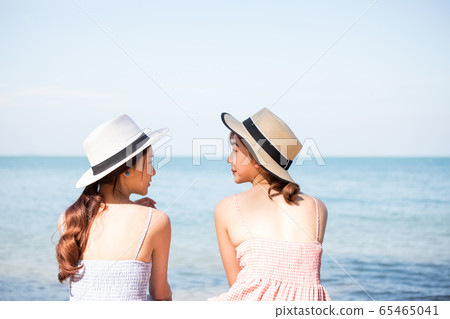 年輕婦女享受度假之旅 65465041