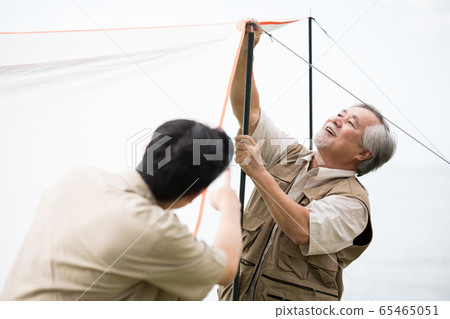 Senior men and young men enjoying the outdoors 65465051