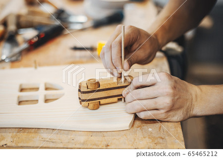 The carpenter works with a tree The carpenter works with a tree 65465212