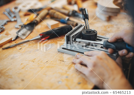 The carpenter works with a tree The carpenter works with a tree 65465213