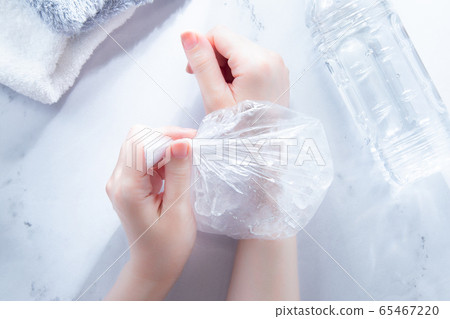 Icing and cooling hands. Images of injuries, sports, heat stroke, etc. Icing and cooling hands. Images of injuries, sports, heat stroke, etc. 65467220